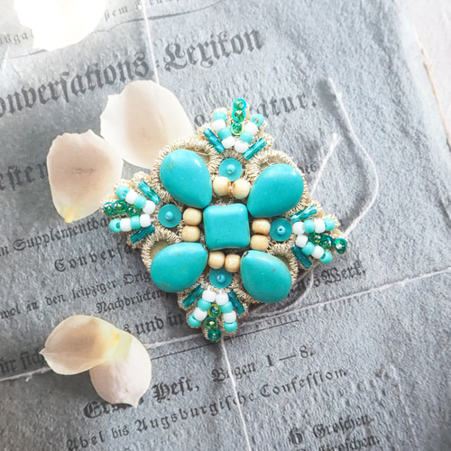 ビーズ刺繍ブローチ（ターコイズ/ターコイズブルー/爽やか