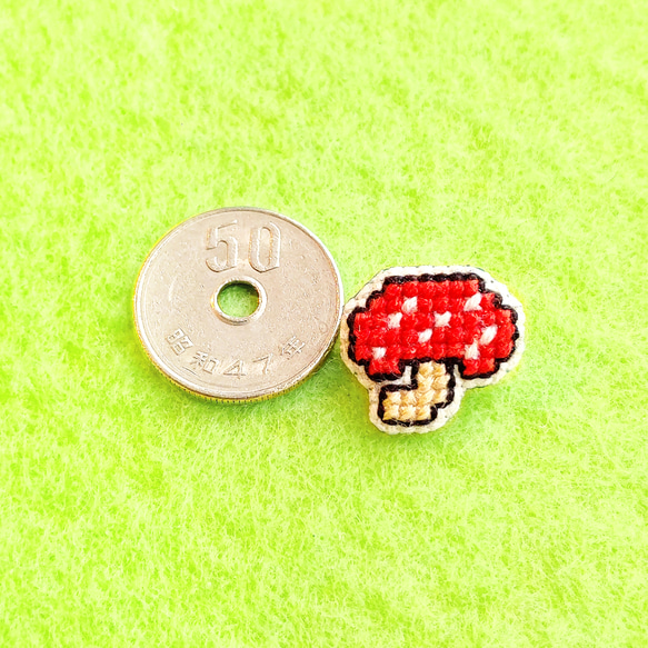 特価:きのこＭ(レッド)【ブローチ】茸 キノコ mushroom 刺繍 クロスステッチ かわいい【完成品】 2枚目の画像