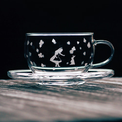【ティーセット3点】不思議の国のアリス アリス&ウサギガラスティーカップ＆ソーサー2個＋ティーポットスクエアタイプ 1個 7枚目の画像