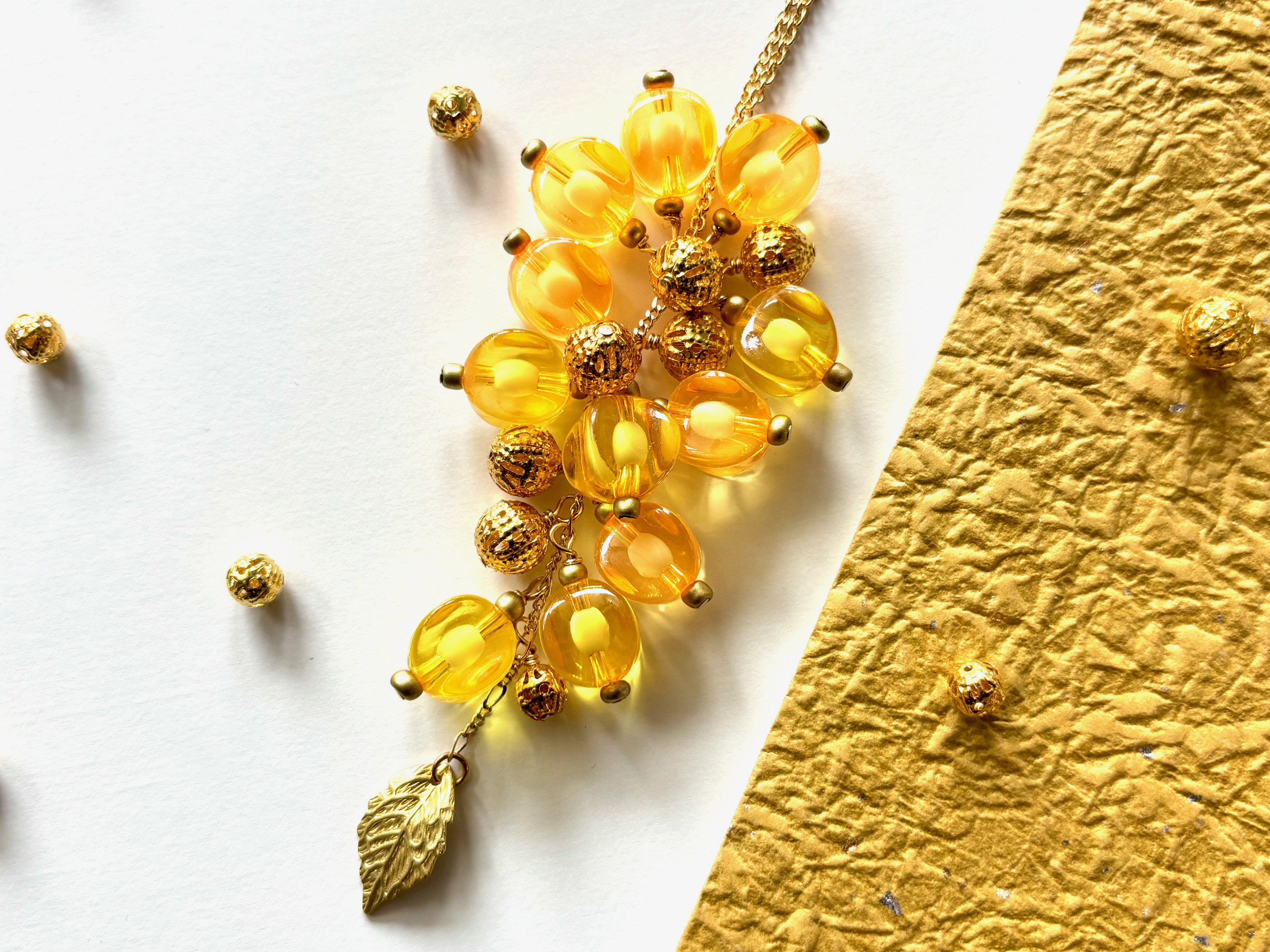 ネックレス　オレンジと黄色のほおずき風ビーズ　ロング　鬼灯　ホオズキ　イエロー　夏秋　涼しげ　揺れる　ゴールド