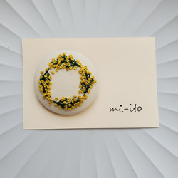 刺繍ブローチ  no.01  くるみボタン　《送料無料》 　 1枚目の画像