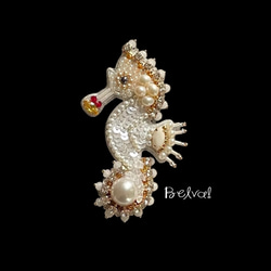 ビーズ刺繍のブローチ　-タツノオトシゴ　seahorse- 1枚目の画像