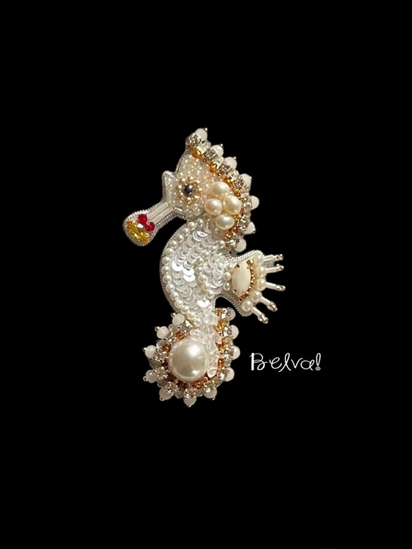 ビーズ刺繍のブローチ　-タツノオトシゴ　seahorse- 1枚目の画像