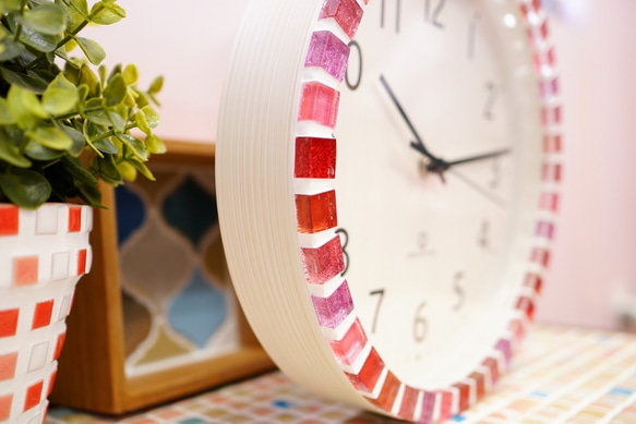 【電波時計】赤とピンクのキュートなガラスタイルの壁掛け時計 3枚目の画像