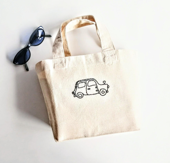 【刺繍】黒い車　ミニトートバッグ　生成り　帆布　ランチバッグ　手提げ　コットン　Sサイズ 2枚目の画像