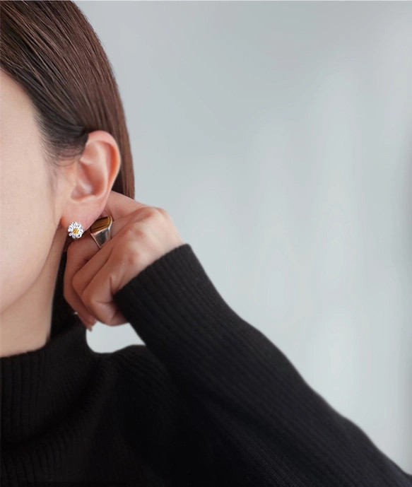 送料無料【SV925】花 マーガレット スタッドピアス  真実の愛 信頼 シルバー シンプル　silver925 2枚目の画像