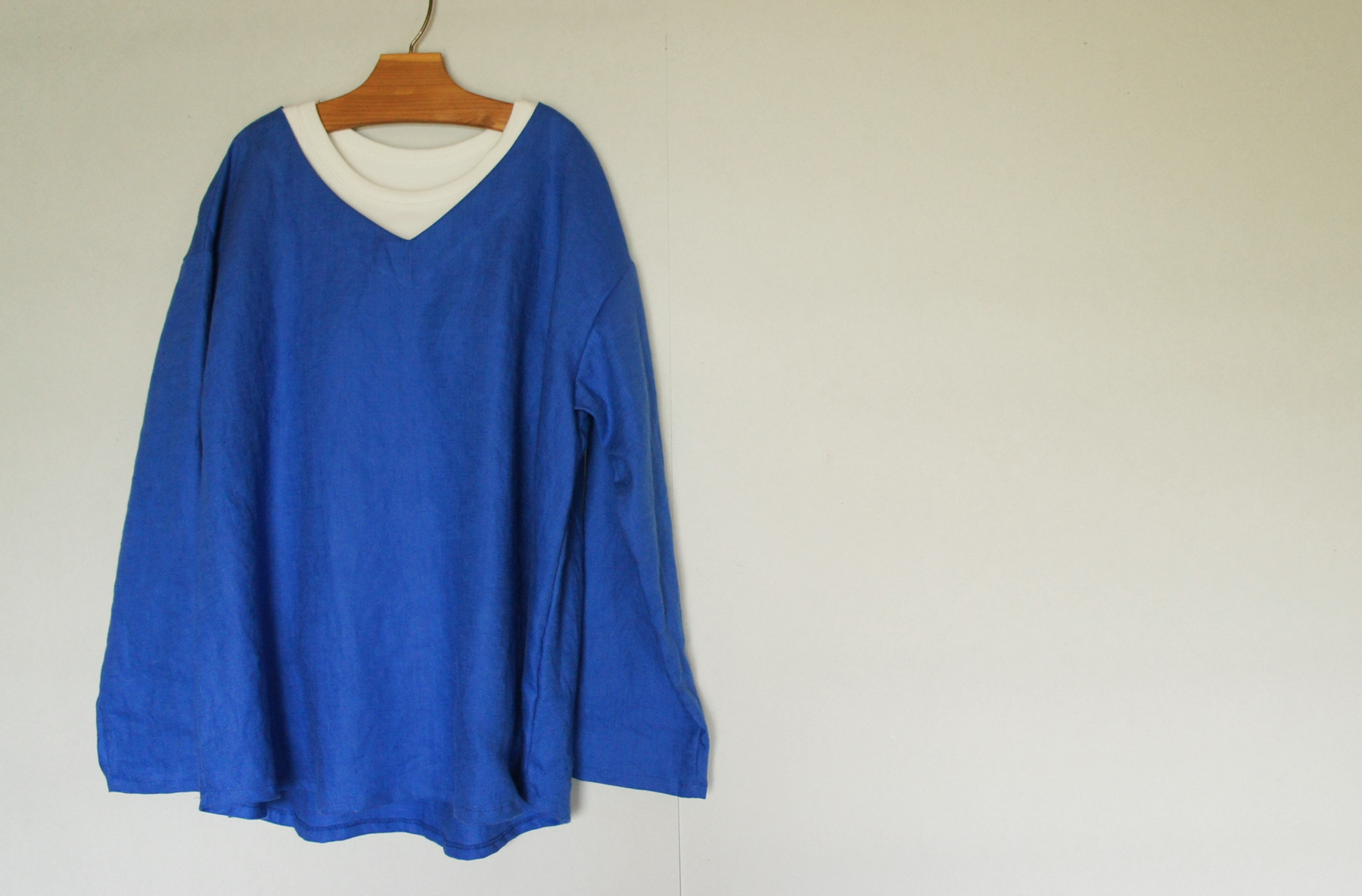 マリンブルーリネンのＶネックブラウス