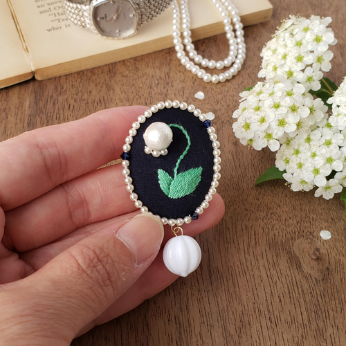 上品 清楚な すずらん刺繍 ブローチ ブローチ shinekirari 通販