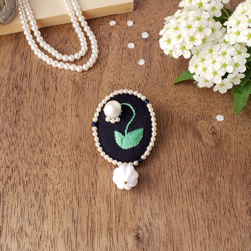受注制作】上品 清楚な すずらん刺繍 ブローチ ブローチ