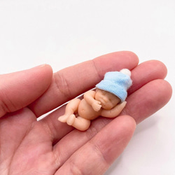 樹脂粘土ベビー　ミニチュア　赤ちゃん　ポンポン付き帽子の男の子 2枚目の画像