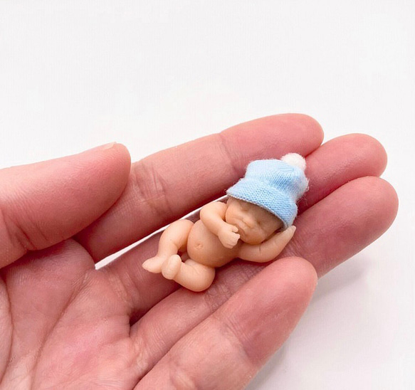樹脂粘土ベビー　ミニチュア　赤ちゃん　ポンポン付き帽子の男の子 2枚目の画像
