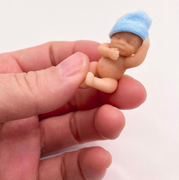 樹脂粘土ベビー　ミニチュア　赤ちゃん　ポンポン付き帽子の男の子 3枚目の画像