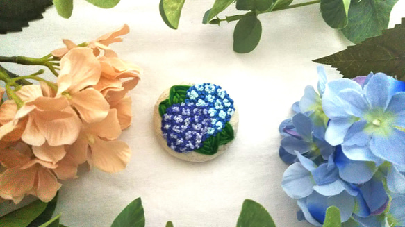 刺繍ブローチ 紫陽花（中） 2枚目の画像