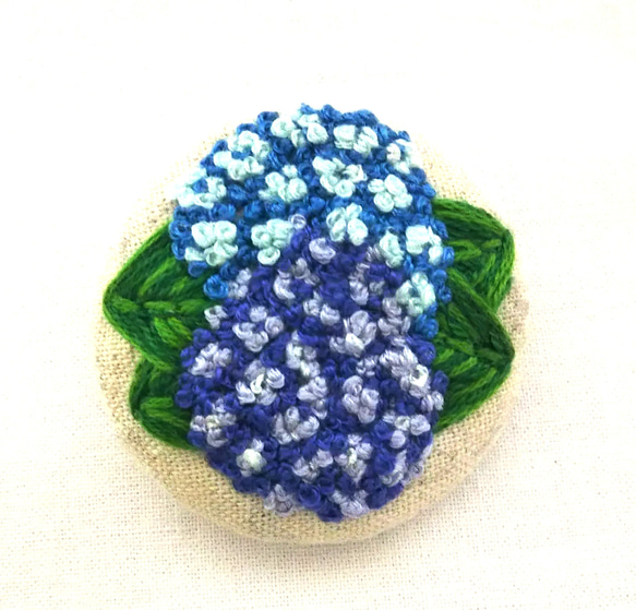 刺繍ブローチ 紫陽花（中） 3枚目の画像