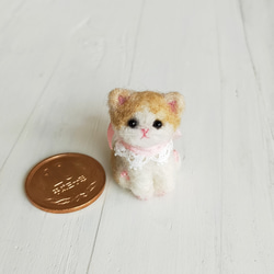 羊毛ミニチュア子猫(茶ぶち)ドールハウス、ミニチュアコレクションに！羊毛フェルト 1枚目の画像