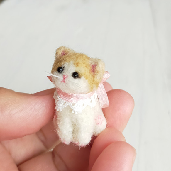 羊毛ミニチュア子猫(茶ぶち)ドールハウス、ミニチュアコレクションに！羊毛フェルト 4枚目の画像