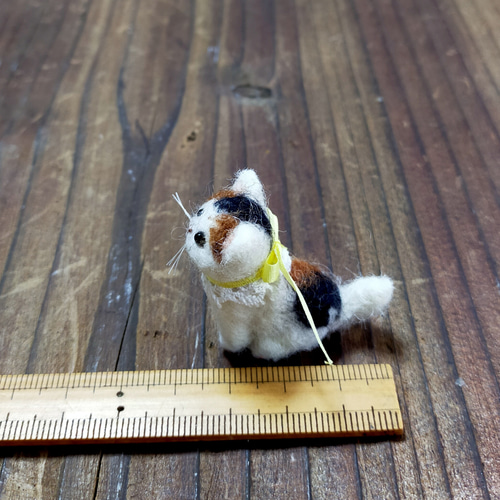 受注制作 羊毛ミニチュア子猫(三毛猫お座り)ドールハウス