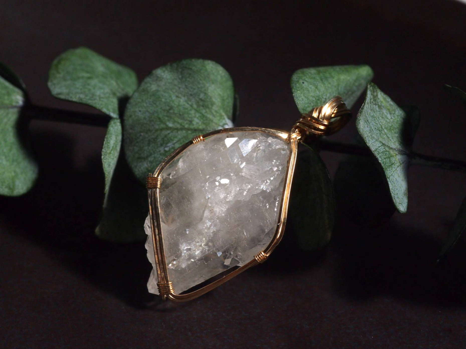 個性的な国産クォーツの女神巻きペンダントトップ