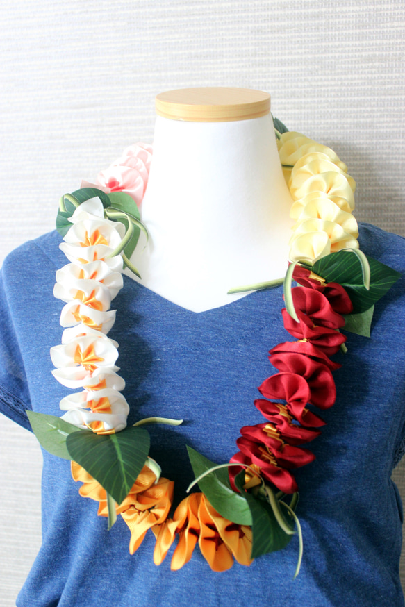 夏威夷絲帶 Lei / 5 色雞蛋花 / 絲帶項鍊 / 草裙舞、婚禮、生日派對 / 夏威夷室內裝飾 第1張的照片