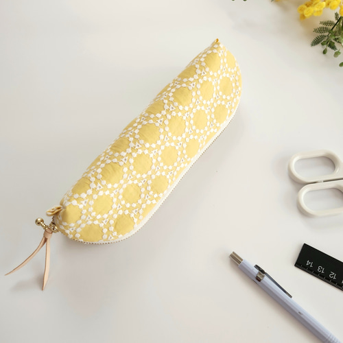 手刺繍入　貝ボタン付き メガネケース/ペンケース【ミモザリース】 リース刺繍のパカッとロングポーチ*ペンケース*メガネケース│ミモザ