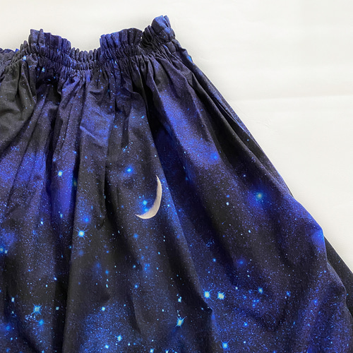 サラリと着れる 濃藍の夜空と三日月のギャザースカート / 星 星空