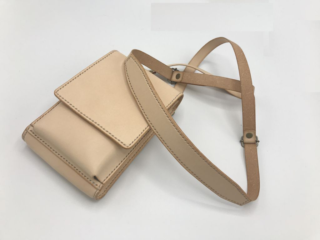 スマホポーチ・スマホバッグ・ミニバッグ　本革・レザー【選べるカラー・名入れ無料】【商品番号：ch901】