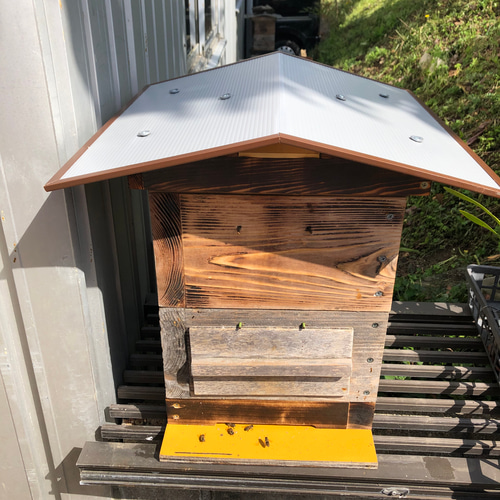 日本蜜蜂 重箱用巣箱台 29cm用 日本蜜蜂 重箱用巣箱台 29cm用 トリカルネット付き - メルカリ