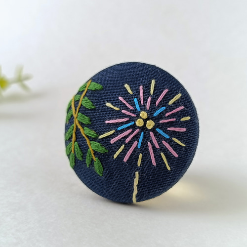 ハンドメイド刺繍ブローチ　bulaunbulaun様ご確認ページです。 受注制作】カラフルな花火刺繍ブローチor刺繍ヘアゴム ブローチ