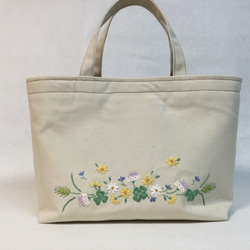 野の花刺繍のお出掛けトートバッグ(ベージュ) 1枚目の画像