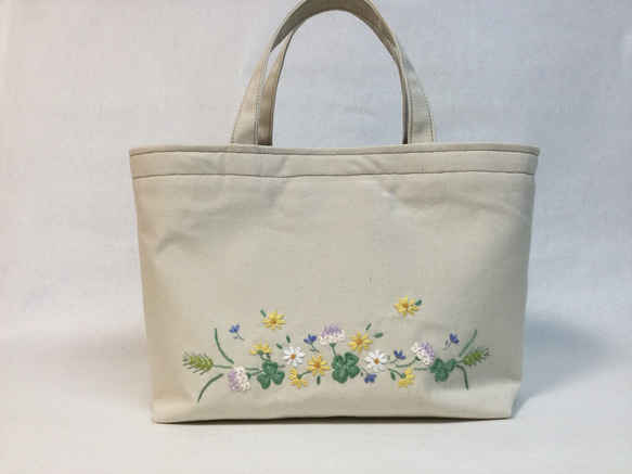 野の花刺繍のお出掛けトートバッグ(ベージュ) 1枚目の画像