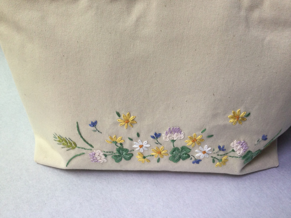 野の花刺繍のお出掛けトートバッグ(ベージュ) 4枚目の画像