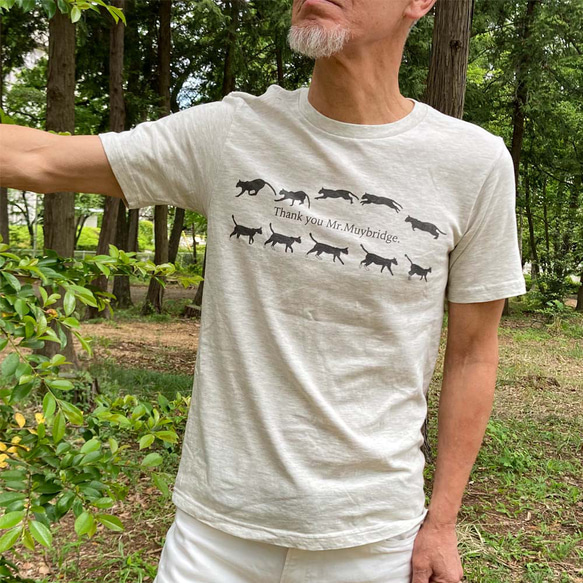 歩きからジャンプする猫のTシャツ特価 1枚目の画像