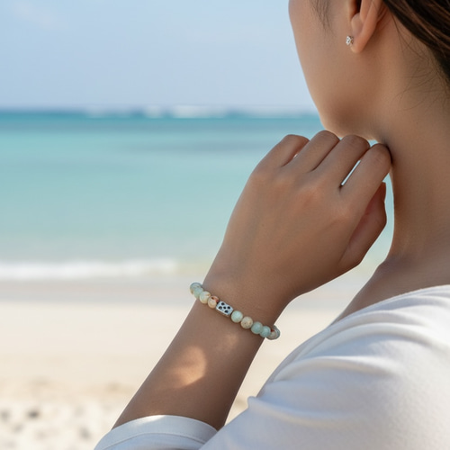 沖縄のお守り、ミンサーのキューブチャームを合わせた、天然石