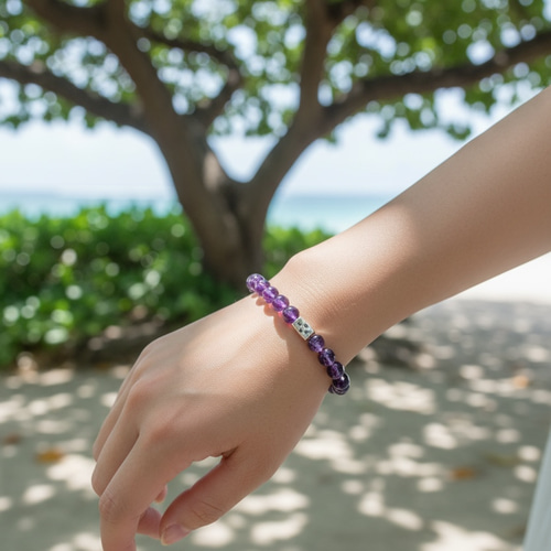 沖縄のお守り、ミンサーのキューブチャームを合わせた、天然石