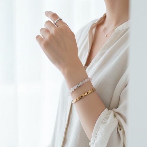 沖縄のお守り、ミンサーのキューブチャームを合わせた、天然石