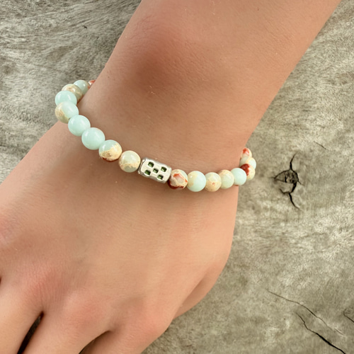 沖縄のお守り、ミンサーのキューブチャームを合わせた、天然石