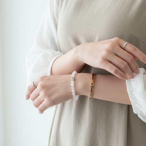 沖縄のお守り、ミンサーのキューブチャームを合わせた、天然石