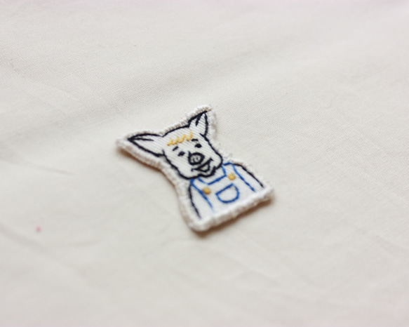 【手刺繍】服を着たブタさんワッペン・アップリケ 2枚目の画像