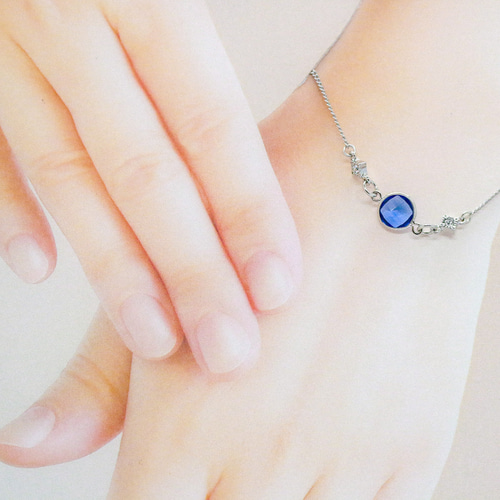 信頼への信頼 Crystal Blueのブレスレット 上品なブルーが魅せる、洗練の アクセサリー