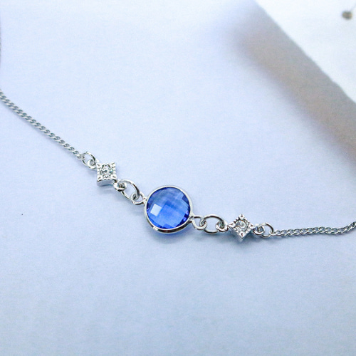 Crystal Blueのブレスレット 上品なブルーが魅せる、洗練の