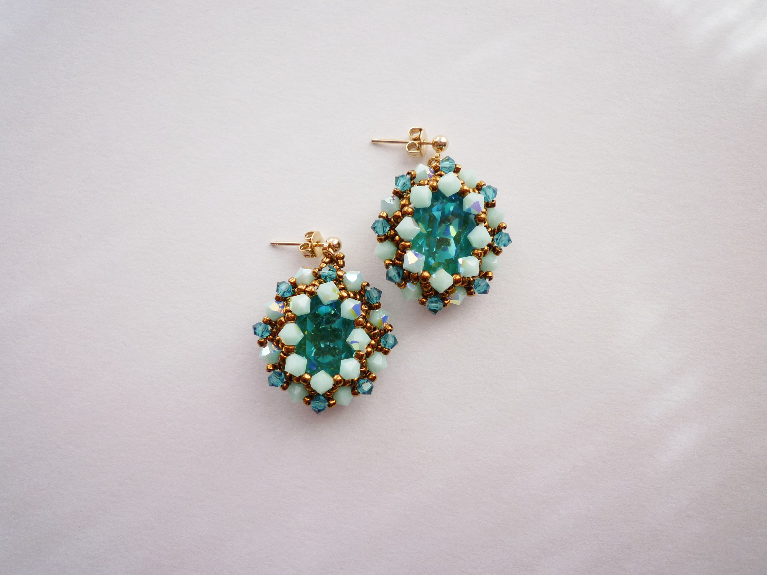 スワロフスキー・クリスタル ファンシーストーンのフレーミングピアス☘(ラグーナ)イヤリング変更可