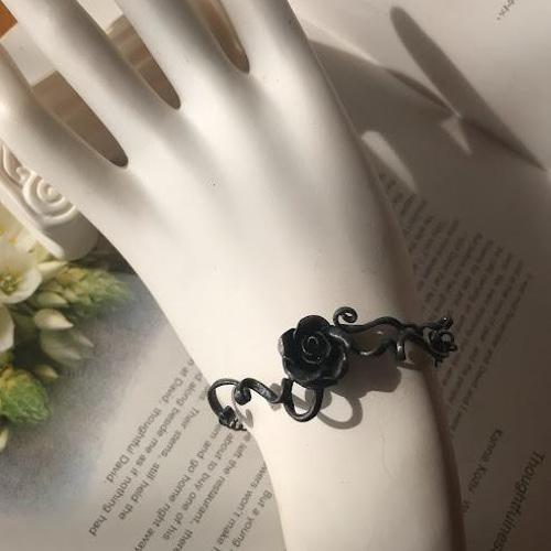 古着人気アイテム 再販】黒薔薇ブレスレット ブラックローズ シルバーブレスレット アクセサリー