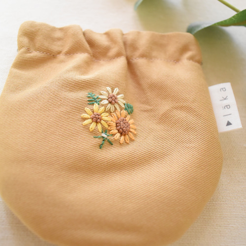 手刺繍のバネ口ポーチ (ひまわり)】 ポーチ ▶︎läka 通販 12115268 