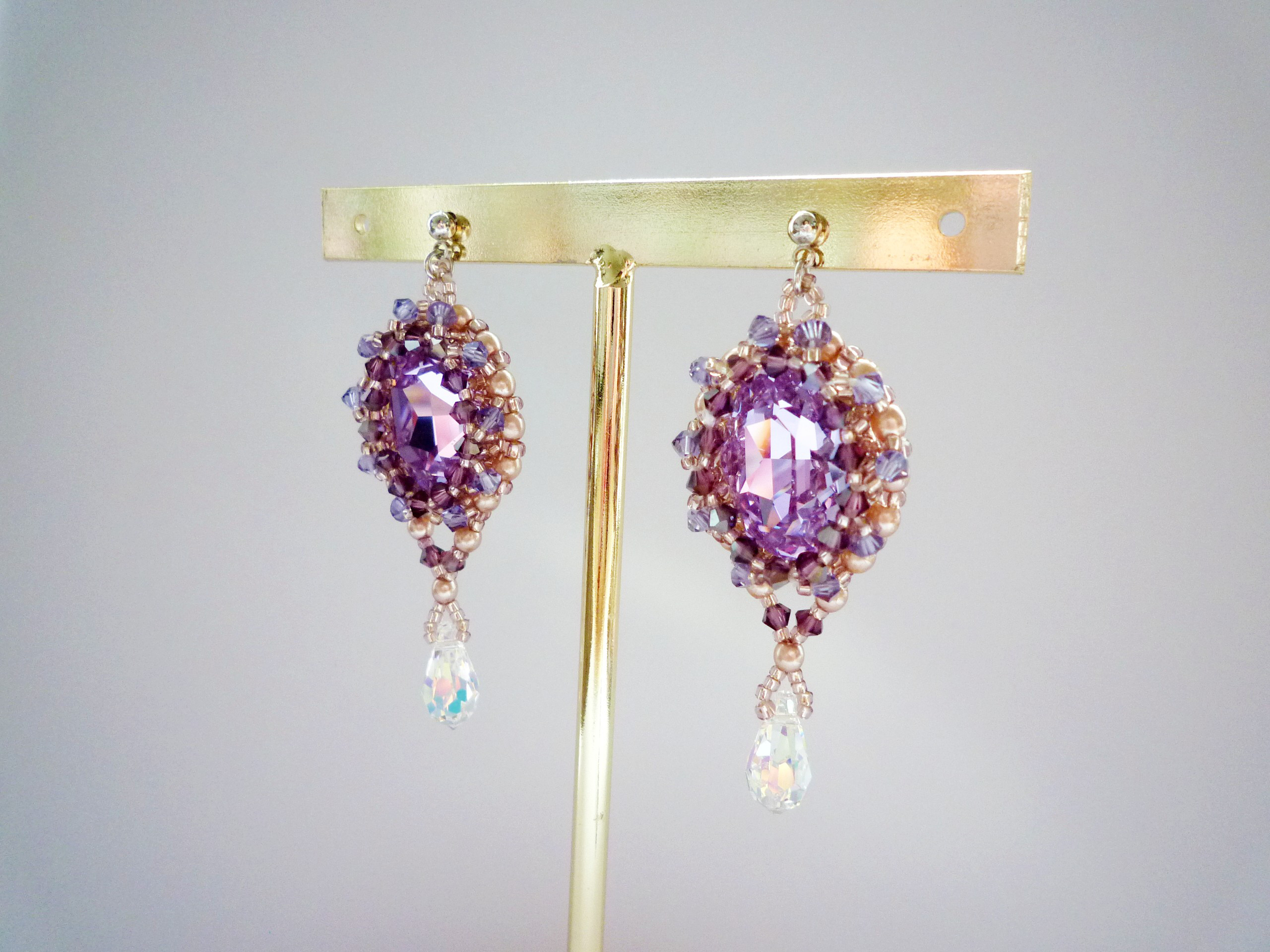 スワロフスキー・クリスタル ファンシーストーンのフレーミングピアス☘(バイオレット)イヤリング変更可