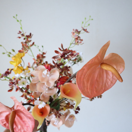 やさしいオレンジイエローのカラーリリィとアンスリウムのブーケ