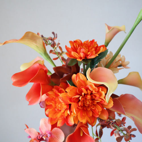 【美品】オレンジローズのウェディングブーケ　アーティフィシャルフラワー 花嫁様の肌を美しく魅せる人気花材のオレンジクラッチブーケ