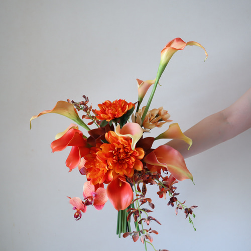 花嫁様の肌を美しく魅せる人気花材のオレンジクラッチブーケ