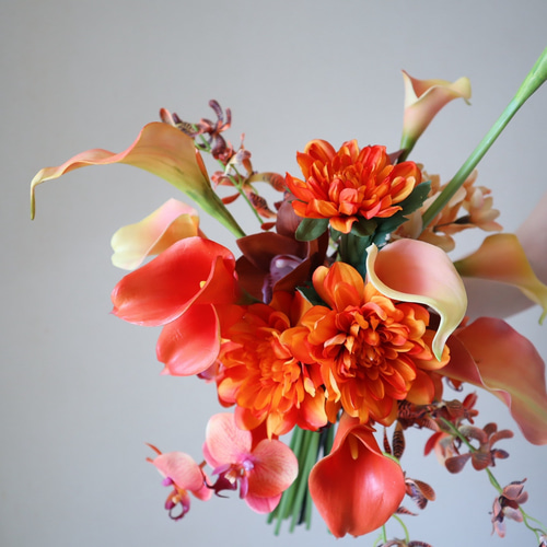 花嫁様の肌を美しく魅せる人気花材のオレンジクラッチブーケ