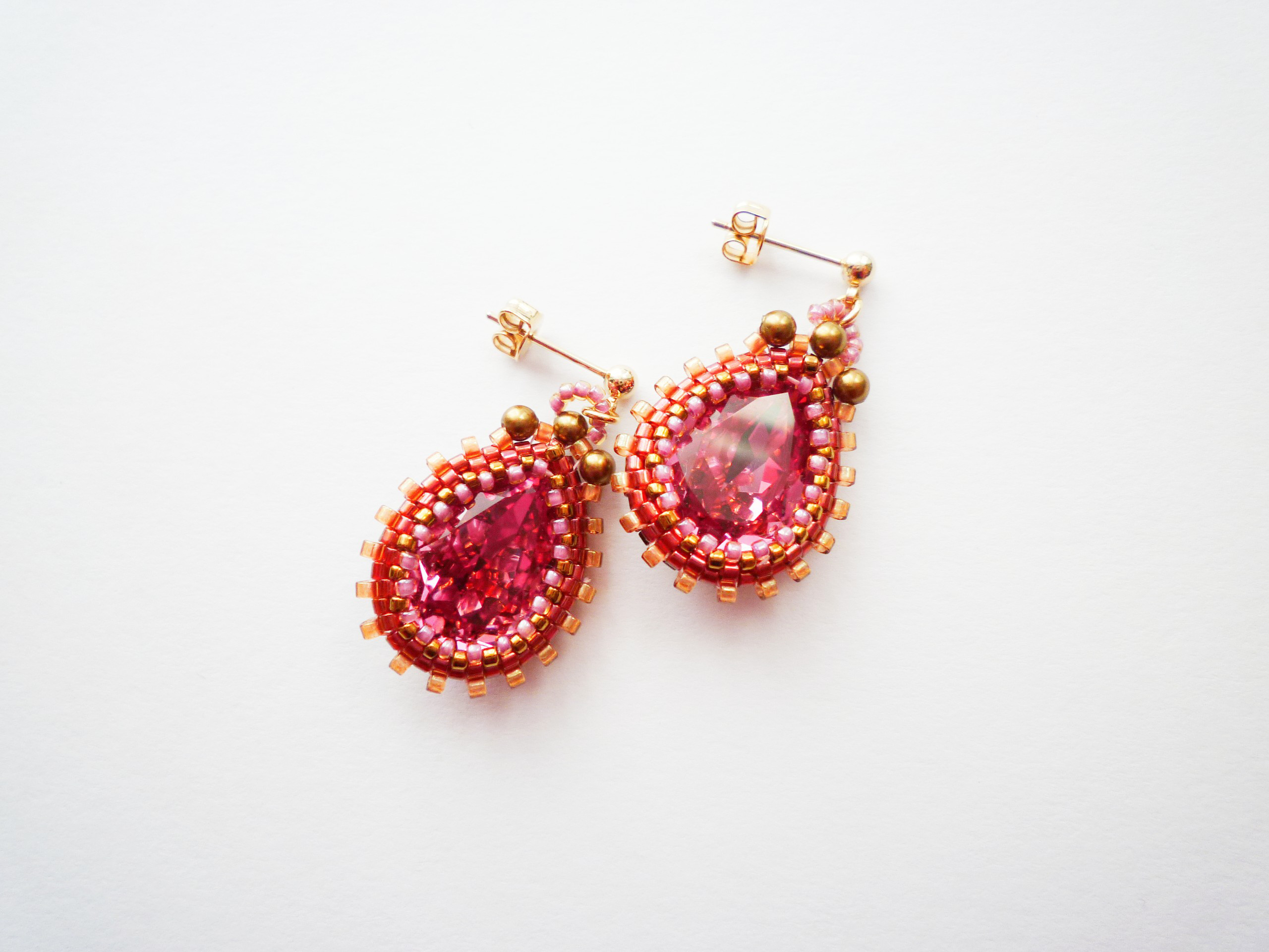 スワロフスキー・クリスタル ファンシーストーンのフレーミングピアス☘(ローズ)イヤリング変更可 4,675円