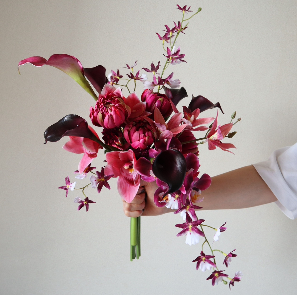 モーヴピンクのカラーリリィとマムのクラッチブーケ ウェディングブーケ